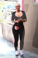 PEOPLE - Amber Rose gut gelaunt in Los Angeles unterwegs