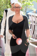 PEOPLE - Amber Rose gut gelaunt in Los Angeles unterwegs