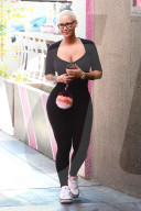 PEOPLE - Amber Rose gut gelaunt in Los Angeles unterwegs