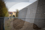NEWS - Mauer trennt Anwohner von einem FlÃ¼chtlingsheim in MÃ¼nchen