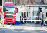 PEOPLE - London: Blumen für den tödlich verunfallten Prinz Filippo Corsini 