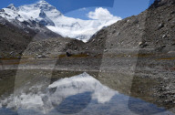 FEATURE - China: Der Mount Qomolangma an der Grenze zu Nepal