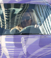 PEOPLE - Caitlyn Jenner stylish mit ihrem lila Porsche unterwegs