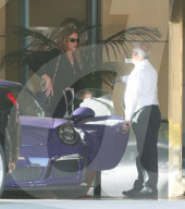 PEOPLE - Caitlyn Jenner stylish mit ihrem lila Porsche unterwegs