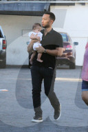 PEOPLE - Chrissy Teigen und John Legend gehen mit Baby Luna zum Arzt