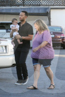 PEOPLE - Chrissy Teigen und John Legend gehen mit Baby Luna zum Arzt