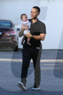 PEOPLE - Chrissy Teigen und John Legend gehen mit Baby Luna zum Arzt