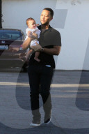 PEOPLE - Chrissy Teigen und John Legend gehen mit Baby Luna zum Arzt