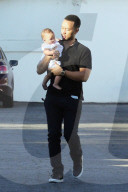 PEOPLE - Chrissy Teigen und John Legend gehen mit Baby Luna zum Arzt