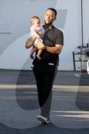 PEOPLE - Chrissy Teigen und John Legend gehen mit Baby Luna zum Arzt