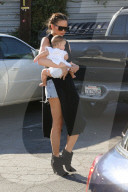 PEOPLE - Chrissy Teigen und John Legend gehen mit Baby Luna zum Arzt