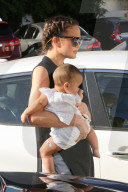 PEOPLE - Chrissy Teigen und John Legend gehen mit Baby Luna zum Arzt