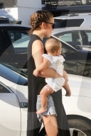 PEOPLE - Chrissy Teigen und John Legend gehen mit Baby Luna zum Arzt