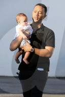PEOPLE - Chrissy Teigen und John Legend gehen mit Baby Luna zum Arzt