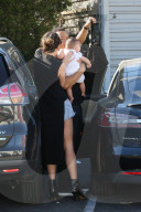 PEOPLE - Chrissy Teigen und John Legend gehen mit Baby Luna zum Arzt
