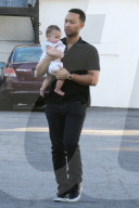 PEOPLE - Chrissy Teigen und John Legend gehen mit Baby Luna zum Arzt