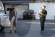 PEOPLE - Chrissy Teigen und John Legend gehen mit Baby Luna zum Arzt