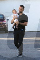 PEOPLE - Chrissy Teigen und John Legend gehen mit Baby Luna zum Arzt