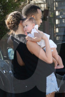 PEOPLE - Chrissy Teigen und John Legend gehen mit Baby Luna zum Arzt