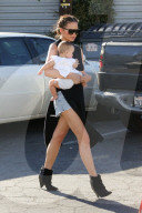 PEOPLE - Chrissy Teigen und John Legend gehen mit Baby Luna zum Arzt