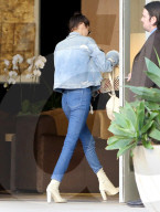EXKLUSIV - Bella Hadid steigt mit Killer-Heels und 'etwas flach' aus dem Auto
