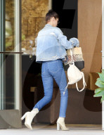 EXKLUSIV - Bella Hadid steigt mit Killer-Heels und 'etwas flach' aus dem Auto
