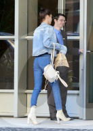 EXKLUSIV - Bella Hadid steigt mit Killer-Heels und 'etwas flach' aus dem Auto