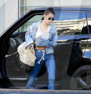 EXKLUSIV - Bella Hadid steigt mit Killer-Heels und 'etwas flach' aus dem Auto