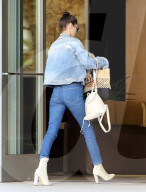 EXKLUSIV - Bella Hadid steigt mit Killer-Heels und 'etwas flach' aus dem Auto