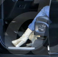 EXKLUSIV - Bella Hadid steigt mit Killer-Heels und 'etwas flach' aus dem Auto
