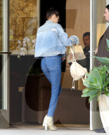 EXKLUSIV - Bella Hadid steigt mit Killer-Heels und 'etwas flach' aus dem Auto