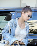 EXKLUSIV - Bella Hadid steigt mit Killer-Heels und 'etwas flach' aus dem Auto