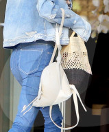 EXKLUSIV - Bella Hadid steigt mit Killer-Heels und 'etwas flach' aus dem Auto