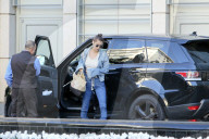 EXKLUSIV - Bella Hadid steigt mit Killer-Heels und 'etwas flach' aus dem Auto