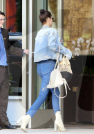 EXKLUSIV - Bella Hadid steigt mit Killer-Heels und 'etwas flach' aus dem Auto