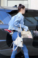 EXKLUSIV - Bella Hadid steigt mit Killer-Heels und 'etwas flach' aus dem Auto