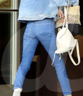 EXKLUSIV - Bella Hadid steigt mit Killer-Heels und 'etwas flach' aus dem Auto