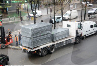 NEWS - Paris: An der Rue de Flandres werden Absperr-Gitter  aufgestellt