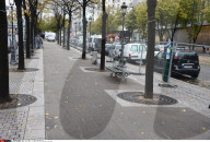 NEWS - Paris: An der Rue de Flandres werden Absperr-Gitter  aufgestellt