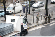 NEWS - Paris: An der Rue de Flandres werden Absperr-Gitter  aufgestellt