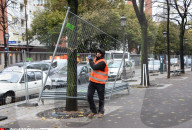 NEWS - Paris: An der Rue de Flandres werden Absperr-Gitter  aufgestellt