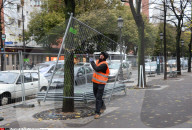 NEWS - Paris: An der Rue de Flandres werden Absperr-Gitter  aufgestellt