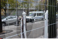 NEWS - Paris: An der Rue de Flandres werden Absperr-Gitter  aufgestellt