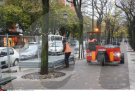 NEWS - Paris: An der Rue de Flandres werden Absperr-Gitter  aufgestellt