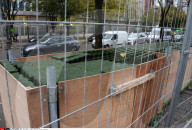 NEWS - Paris: An der Rue de Flandres werden Absperr-Gitter  aufgestellt