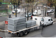 NEWS - Paris: An der Rue de Flandres werden Absperr-Gitter  aufgestellt