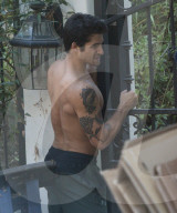 EXKLUSIV - Tyler Posey raucht und räumt seine Garage Oben Ohne