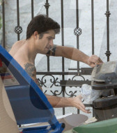 EXKLUSIV - Tyler Posey raucht und räumt seine Garage Oben Ohne