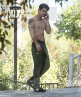 EXKLUSIV - Tyler Posey raucht und räumt seine Garage Oben Ohne
