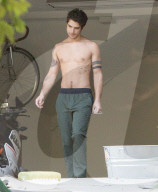 EXKLUSIV - Tyler Posey raucht und räumt seine Garage Oben Ohne